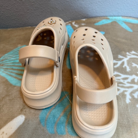 Khaki Casual Clogs with decorative charms/Jibbitz~Size 8-8.5 or 40-41~NEW - Picture 5 of 16